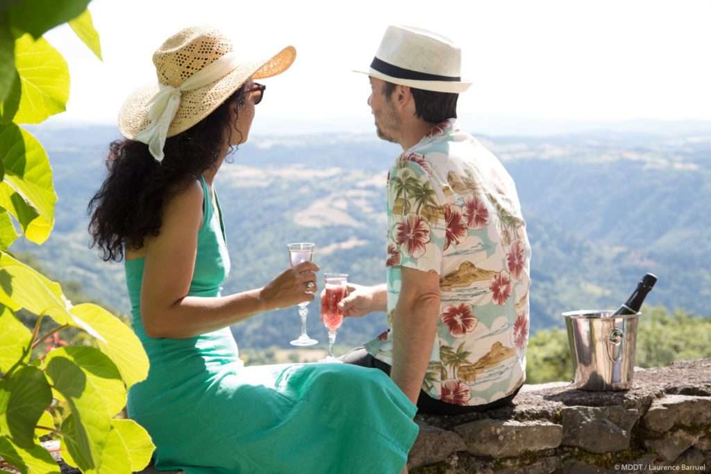 vue-sur-les-gorges-avec-apero