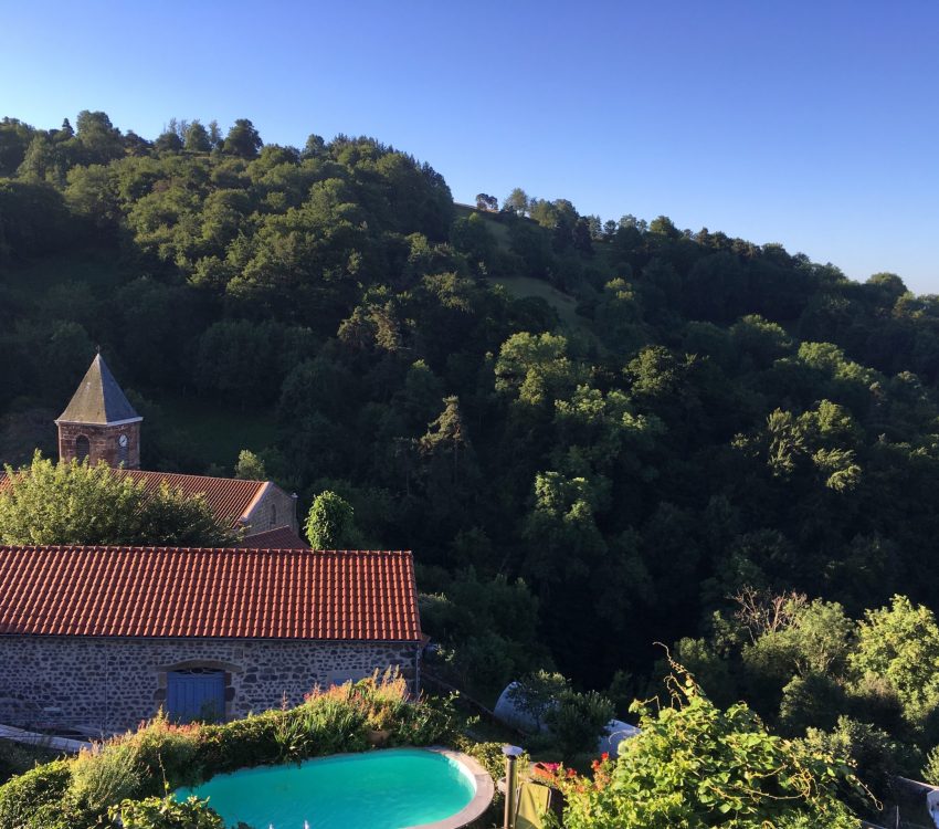 Vue sur la piscine et l'église