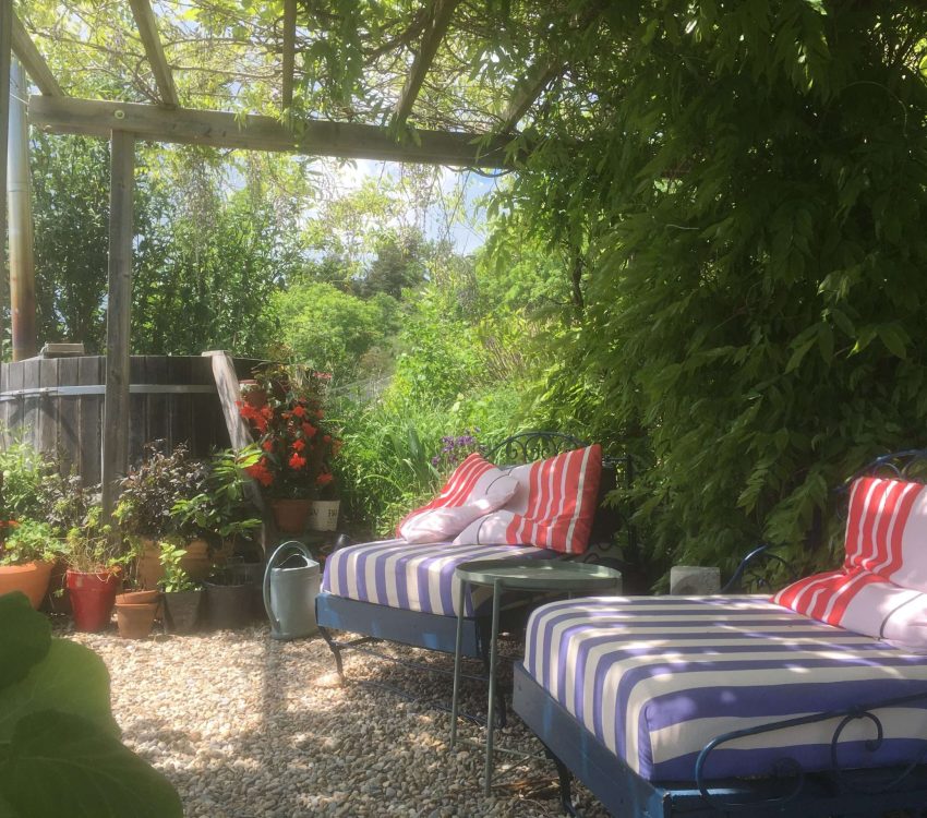 zwembad met zonneterras en hottub.